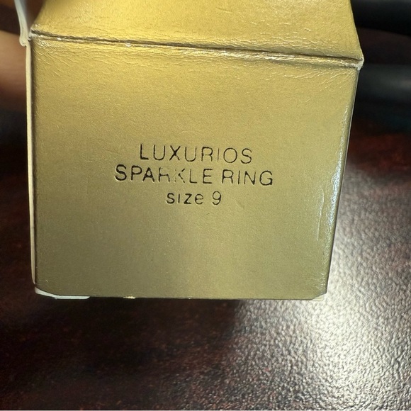 Avon “Luxurious Sparkle Ring”Goldtone Textured Ring size 9 NIB vintage 1996 - Picture 8 of 9